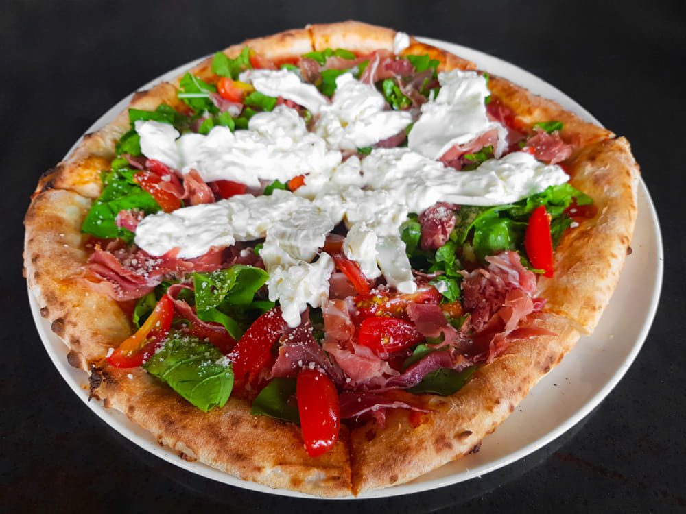 pizza casera pesto, burrata y cherry