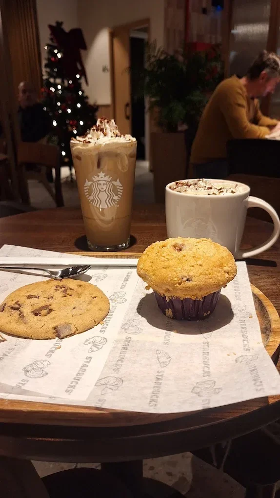 Café, cookie y muffin en Starbucks, en el Centro Comercial Alcalá Magna