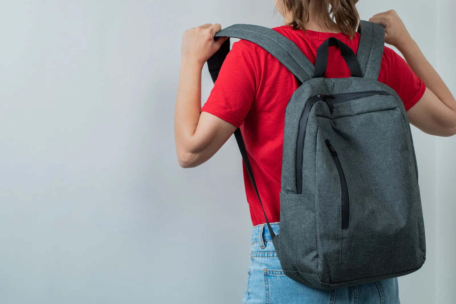 Cómo elegir la mochila escolar: tamaño, peso y si compensa la de ruedas