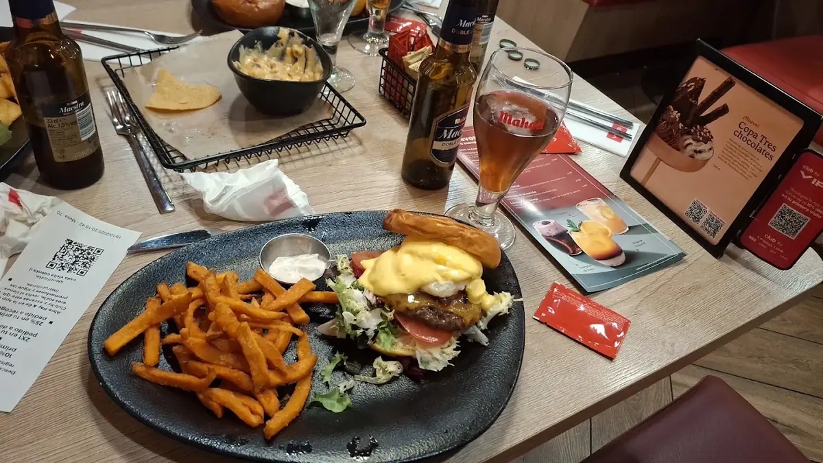 Hamburguesa con patatas de boniato en Vips, en el Centro Comercial Alcalá Magna
