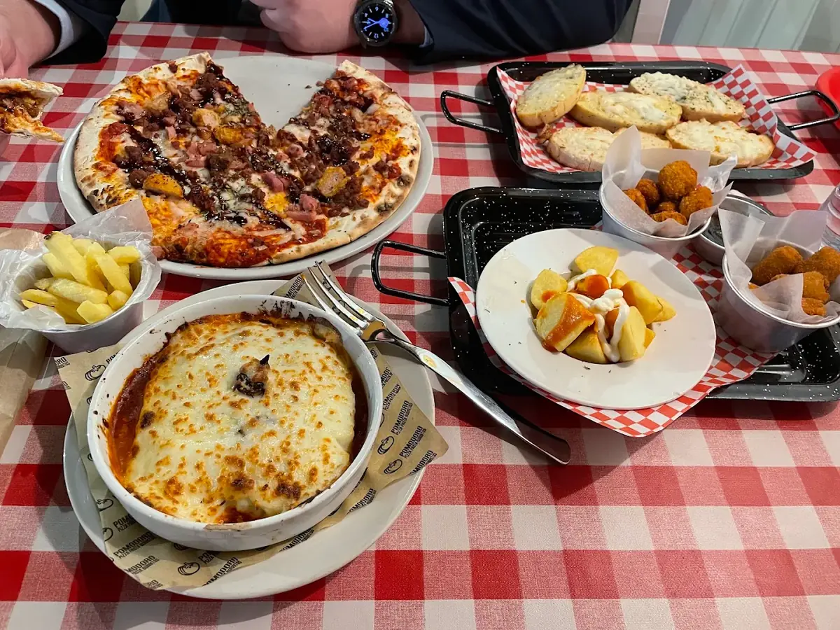 Pizza, lasaña y pan de ajo en Pomodoro, restaurante italiano de Alcalá Magna