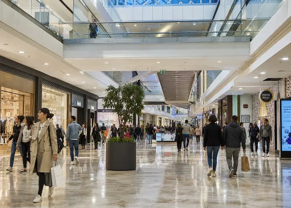Centro comercial y espacio de conexión real CBRE