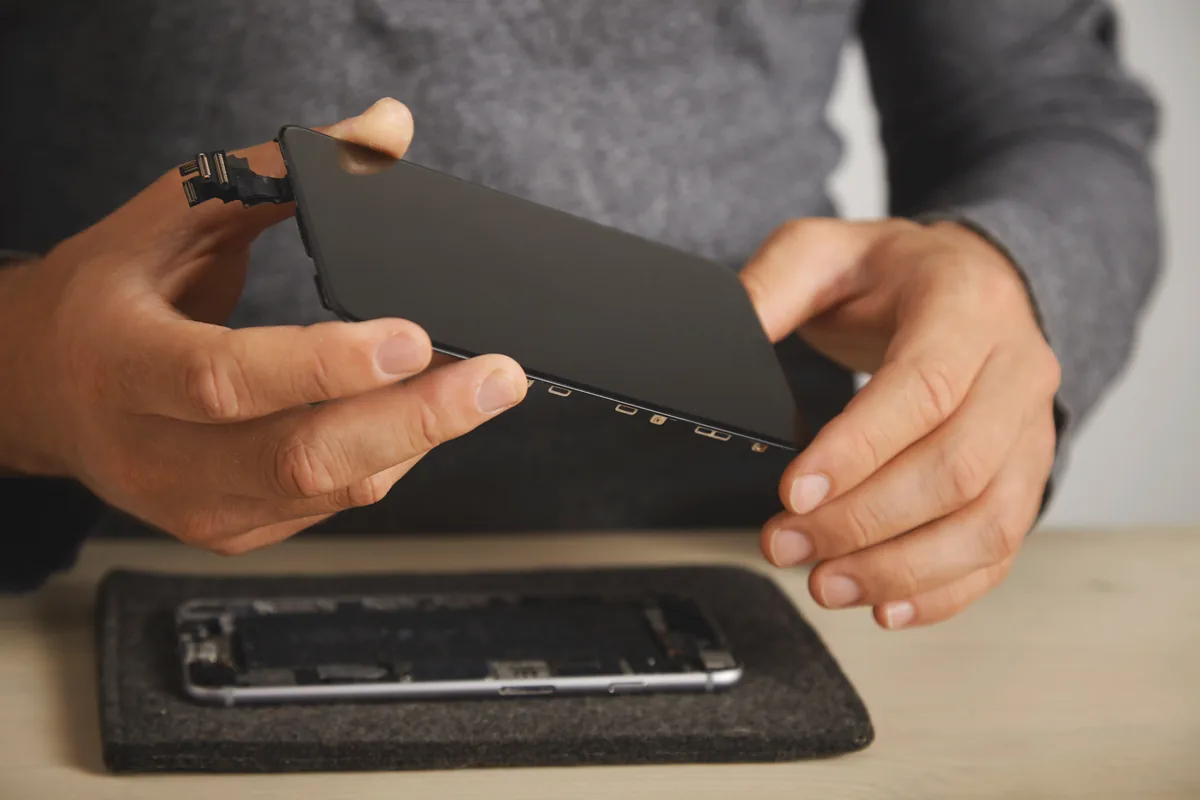 Sustitución de la pantalla de un smartphone, una de las reparaciones más habituales al reacondicionar un móvil